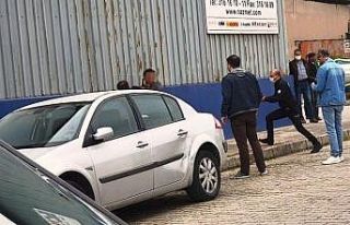 Polis kafasına dayadığı tüfeği böyle aldı