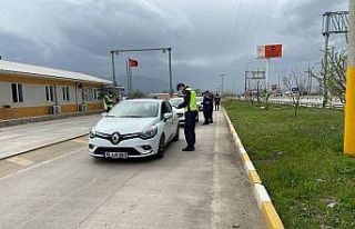 Polis ve jandarma şehrin giriş çıkışlarında...