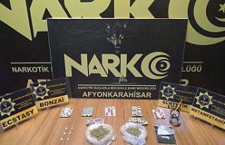 Polisi görünce uyuşturucu maddeleri yola attılar