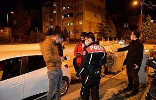 Polisler maske ve mesafe denetimi yaptı