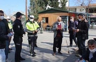 Polislerden broşürlü korona virüs uyarısı