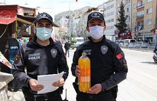 Polislerden HES kodu sorgularken yürekleri ısıtan...