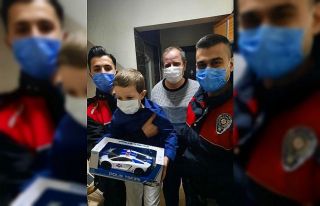 Polislerden minik Serdar’a doğum günü sürprizi