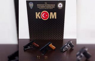 Polislerin şüphelenip durduğu şahıstan 3 adet...