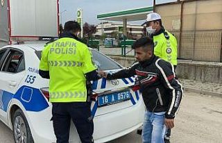 Polisten kaçarken devrilen motosikletten düşen...