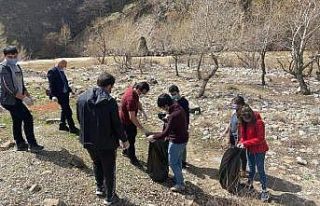 Pülümür Vadisi’nde gençler çevre temizliği...