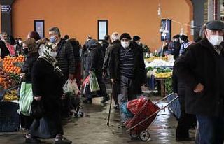 Ramazan alışverişine çıkan vatandaşlar fiyatlardan...