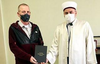 Ramazan ayından etkilendi Müslüman oldu