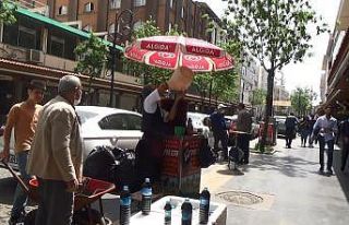 Ramazan ayının vazgeçilmezi, meyan şerbeti tezgahta...