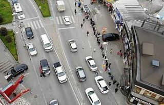 Ramazan’ın ilk iftarı için metrelerce pide kuyruğu...