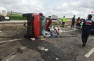Refüje çarpan otomobil karşı şeride devrildi:...