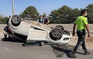 Refüje çarpan otomobil ters döndü:2 yaralı