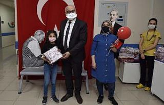 Rektör Ataç 23 Nisan’ı çocuklarla birlikte kutladı