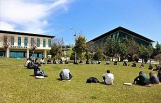 Rektör Dereli gençlerle birlikte açık havada kitap...