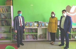 Rektör Uysal, öğrencilere yazdığı kitapları...