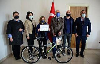 Resim yarışmasında dereceye giren öğrencilere...