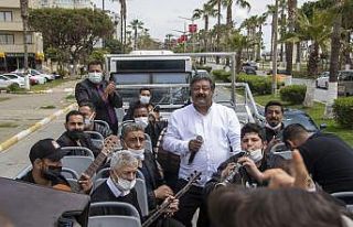 Roman müzisyenler, üstü açık otobüsle Mersinlilere...