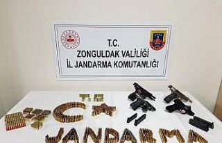 Ruhsatsız silah ve çok sayıda mermi ele geçirildi