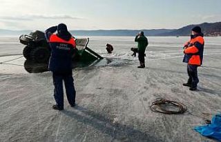 Rusya’da 2 askeri kamyon Baykal Gölü’ne gömüldü