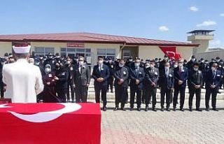 Rüzgardan devrilen demir kapının altında kalan...