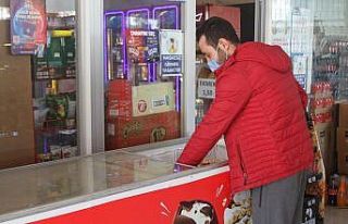 Rüzgarın sürüklediği dolabı tutmaya çalışan...