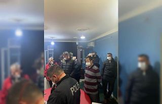 Şafak vaktinde derneğe kumar baskını