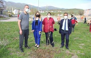 Sağlık çalışanlarından fidan dikimi