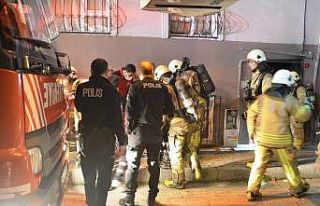 Sahur vakti çıkan yangın apartman sakinlerini sokağa...