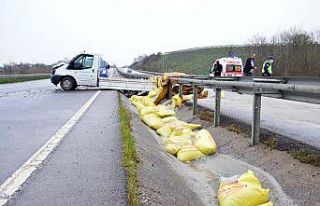 Sakarya’da kamyonet bariyerlere çarptı, gübreler...