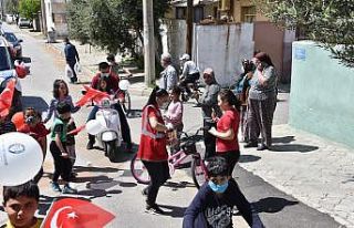 Salihli Belediyesinden çocuklara bayrak ve balon...