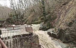 Samandere şelalesi taştı, bölge ziyaretçilere...