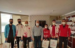 Şampiyon atletleri kutladı