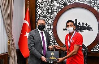 Şampiyon Milli Atlet Şenoduncu başarısının sevincini...