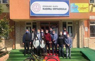 Şampiyon öğrenciye kent konseyinden bisiklet jesti