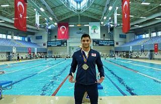 Şampiyon yüzücüden 2 gümüş madalya