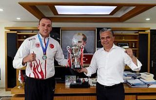 Şampiyondan zafer pozu