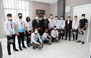 Şampiyonlardan Canpolat’a ziyaret