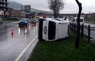 Samsun’da hafif ticari araç refüje devrildi: 1...