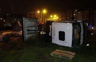 Samsun’da inşaat malzemesi taşıyan kamyon devrildi:...