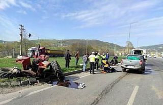 Samsun’da kamyonet traktörle çarpıştı: 2 yaralı