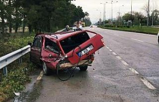 Samsun’da otomobil bariyere çarptı: 2 yaralı