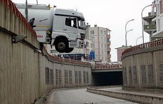 Samsun’da park halindeyken hareket eden tanker geçidin...