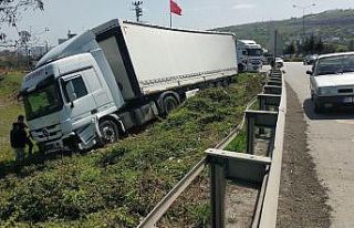 Samsun’da tır yoldan çıktı, faciadan dönüldü