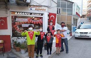 Samsunlu berberden çocuklara 23 Nisan sürprizi