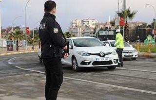 Şanlıurfa’da araç başında telefon kullanan...
