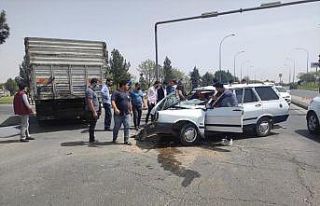 Şanlıurfa’da kamyonla otomobil çarpıştı: 3...