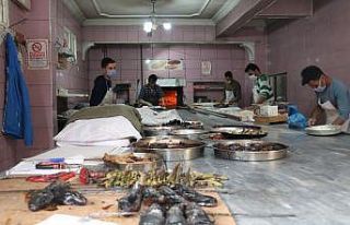 Şanlıurfalılar koronaya rağmen tepsi yemeklerinden...