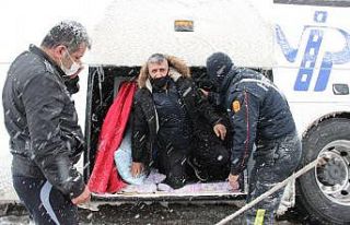 Şarampole kayan otobüsteki 24 kişi bagajdan tahliye...