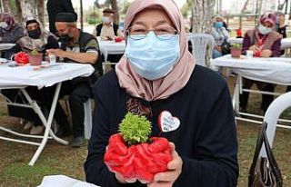 Şehit aileleri, ellerinin kalıbıyla yapılan saksılara...