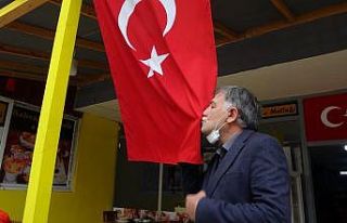 Şehit babası Türk bayağını öpüp güvenlik...